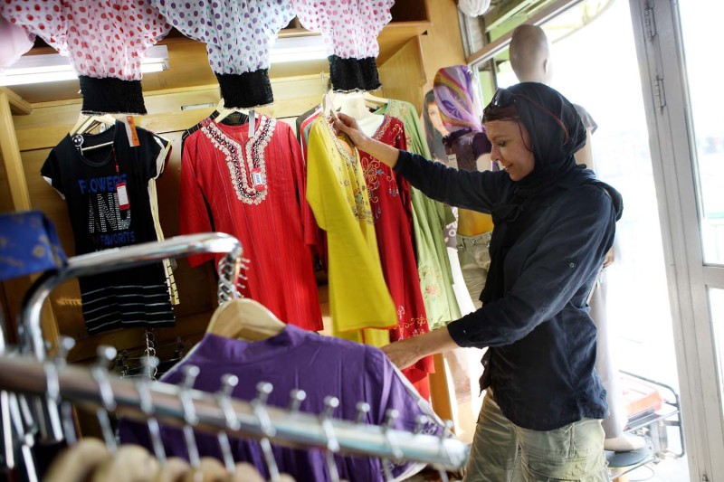 Shoppar kläder i Kabul i svinottan