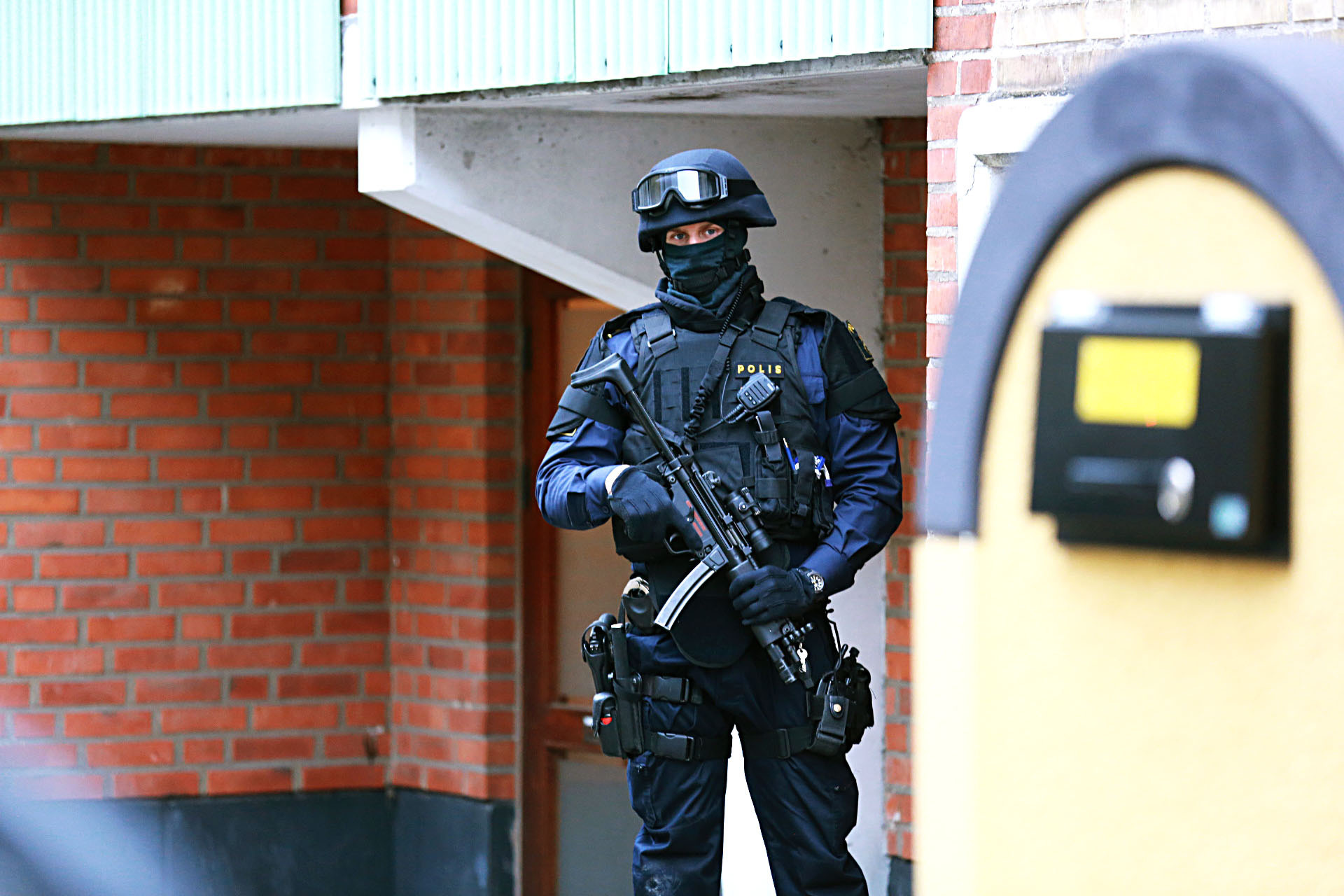 efter terrordåden i köpenhamn bevakas de judiska institutioner i skåne av tungt beväpnad polis med k-pistar.