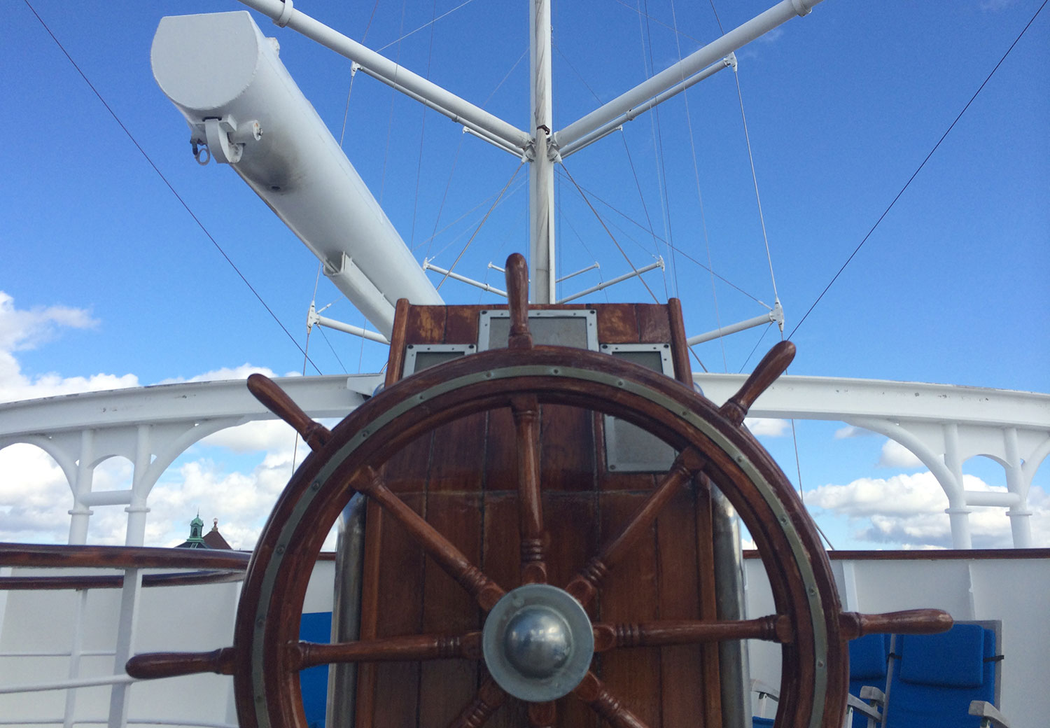 Kommandobryggan för segling – oftast går dock Club Med 2 för motor och styrs från den vanliga kommandobryggan i fören.