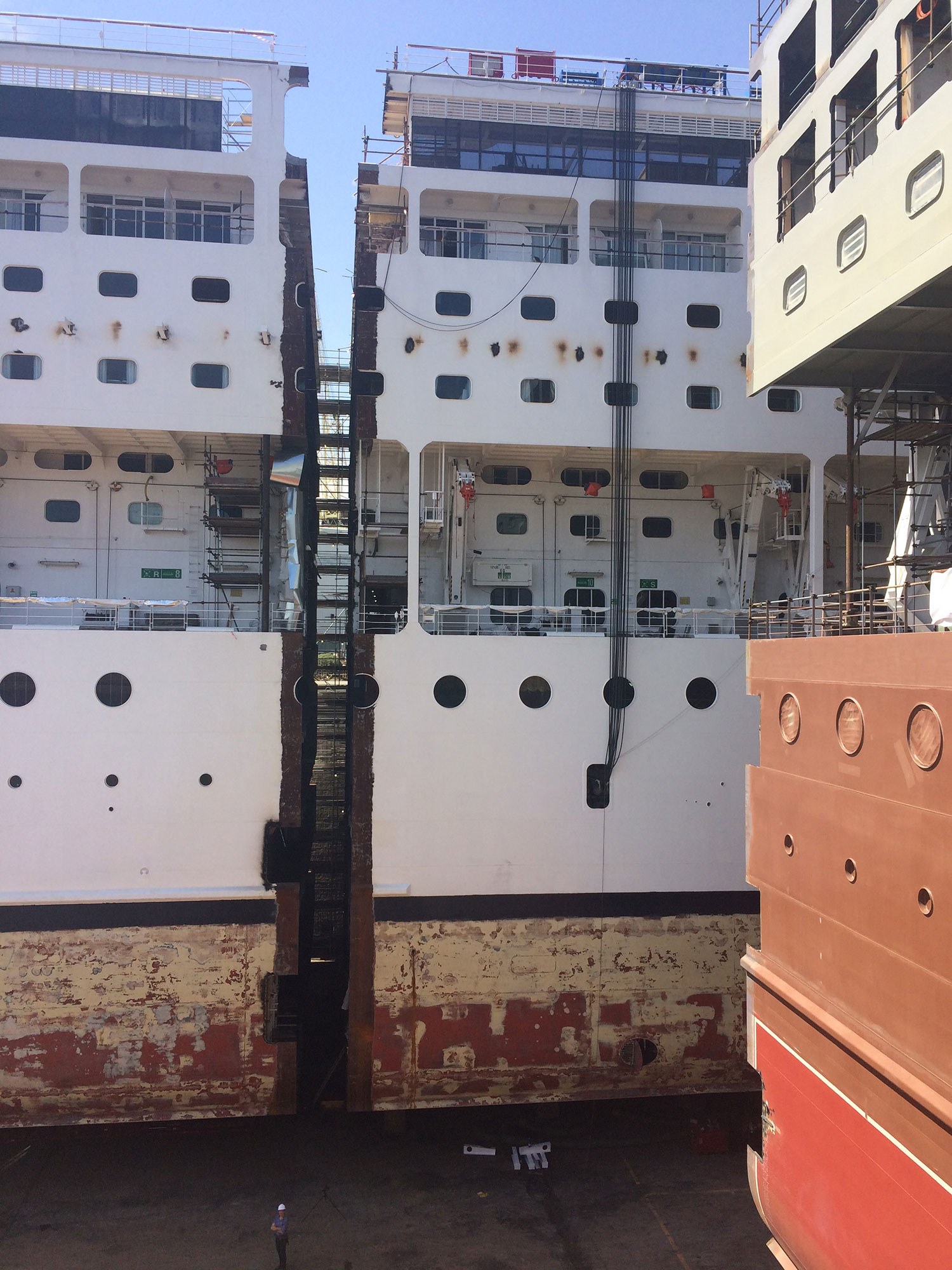 Fartyget MSC Armonia kluvet på mitten. Foto: MSC Cruises