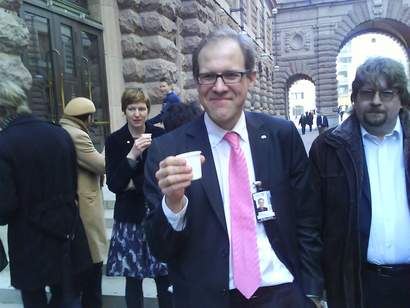 Folkpartisten Martin Andreasson bjöd på bubbel.