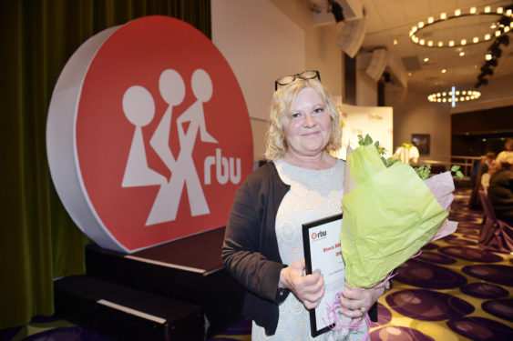 Eva Franchell fick pris av RBU, förbundet för rörelsehindrade barn och ungdomar för sin kamp för LSS
