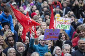 Oslo 20181117. L¯rdag ble det demonstrert for Â beholde dagens abortlov i 33 norske byer. Her fra demonstrasjonen foran Stortinget i Oslo. Foto: Trond Reidar Teigen / NTB scanpix / TT / kod 20520
