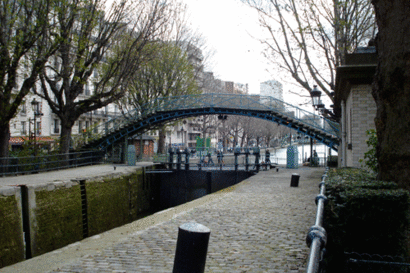 Glass och vandring längs med Canal Saint-Martin..