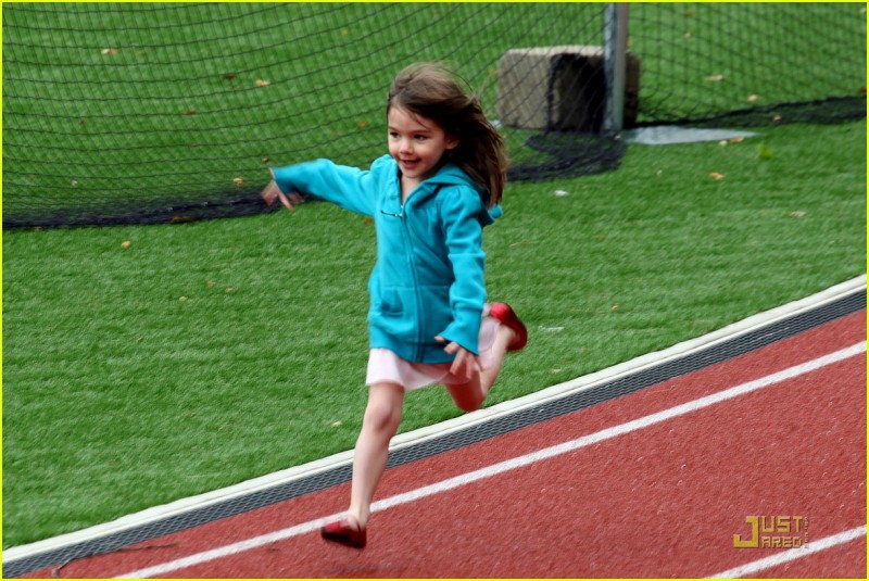 suri-cruise-katie-holmes-running-partners-03.jpg