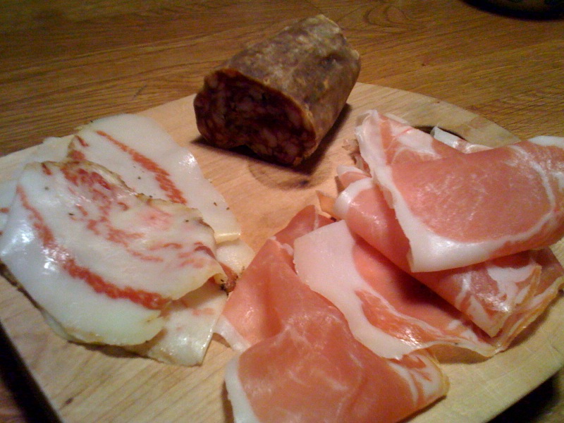 Guanciale, salami och lufttorkad skinka