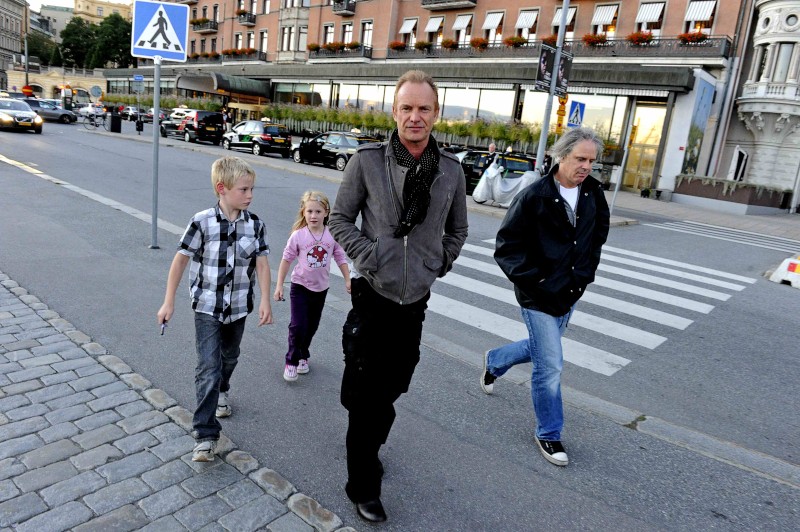 Sting på promenad.