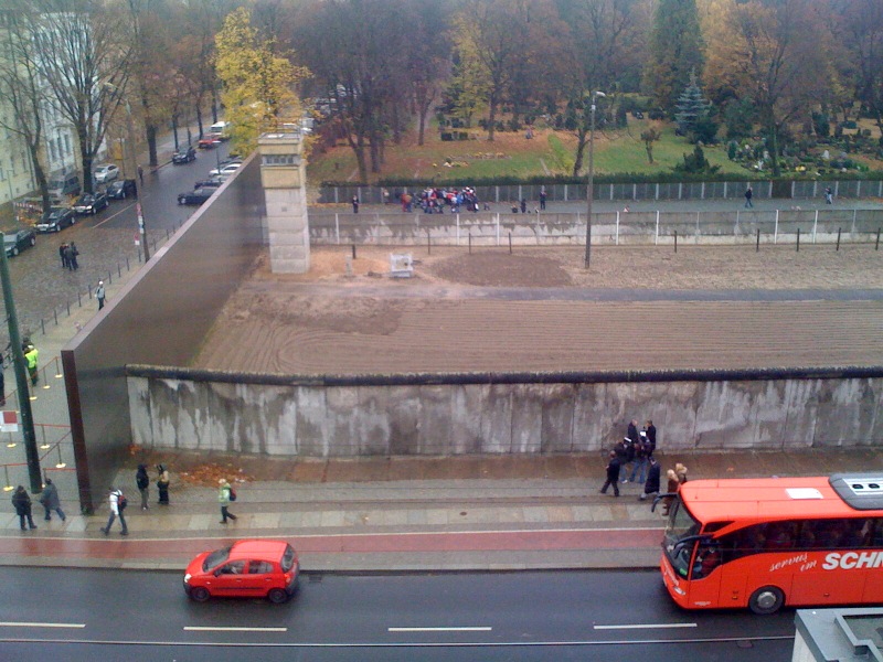 En bit av den äkta muren vid Bernauer Strasse