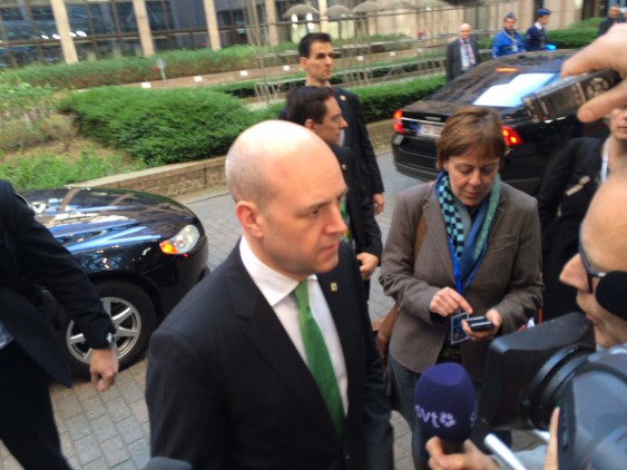 Reinfeldt när han anländer till toppmötet i Bryssel.
