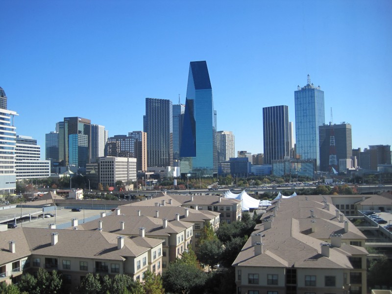 Dallas mäktiga skyline, från Biffens hotellrumsfönster.