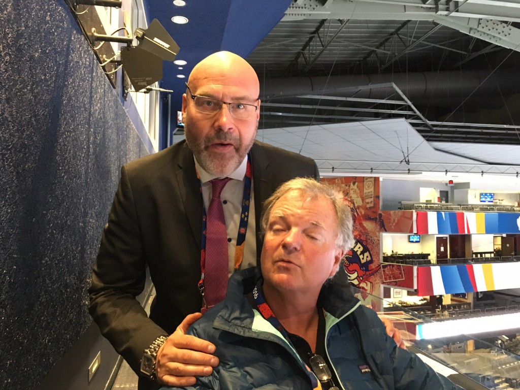 N Holmgren ger Big Papa Wennerholm en till synes skön massage.