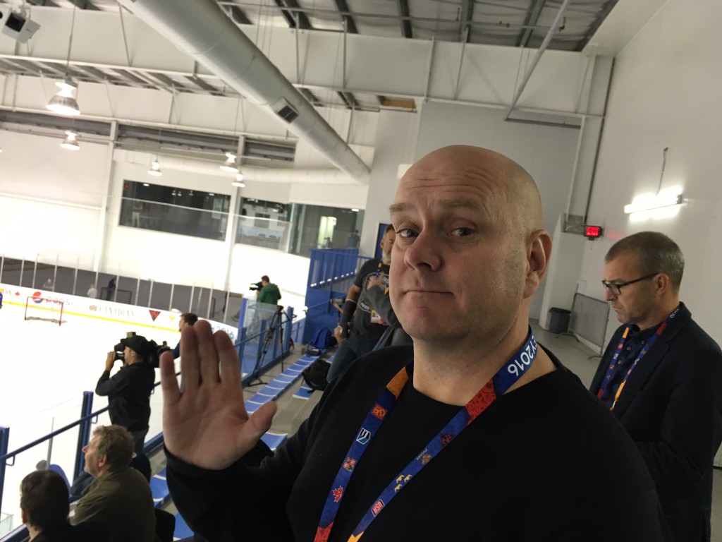 Front 242-Åke säger hej till publiken.