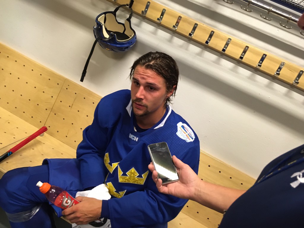 Så här ledsen kan man se ut när man blir uppsnurrad av Niklas Hjalmarsson.