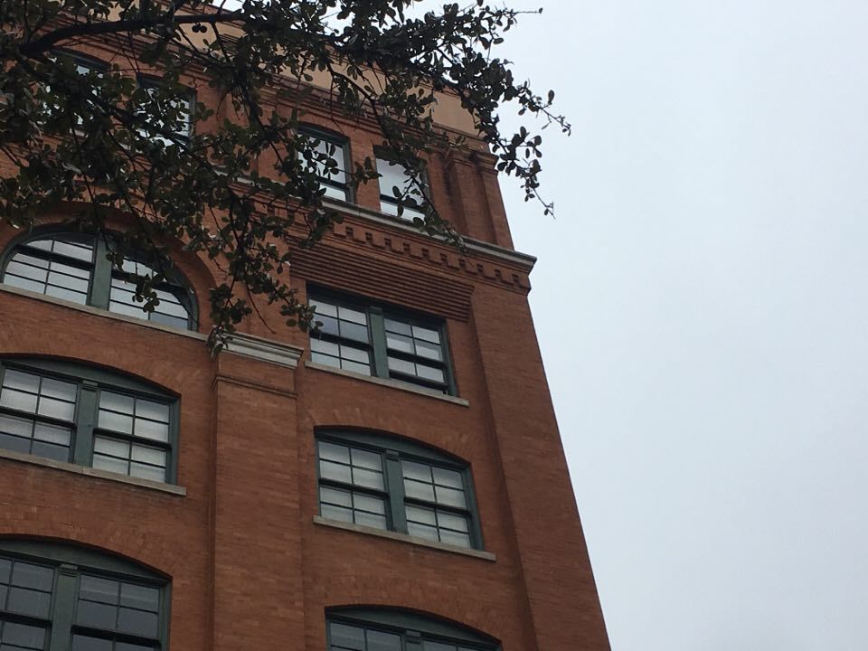 Där uppe i fönstret på sjätte våningen ska Lee Harvey Oswald ha stått 22 november 1963. Men jag vet inte jag...