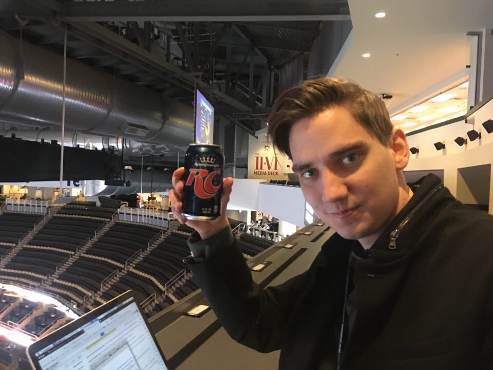 Här försöker han låtsas att han gillar RC Cola.