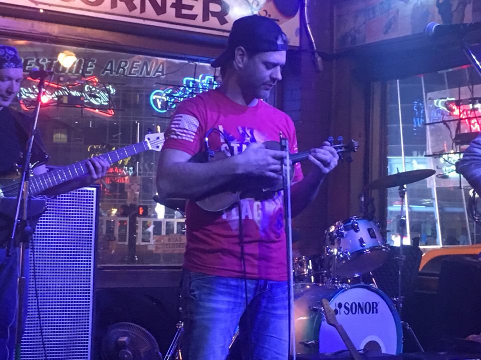 Steve Ott spelar numer fiol i ett coverband på Legend's Corner. Nä. Men han var bra lik.