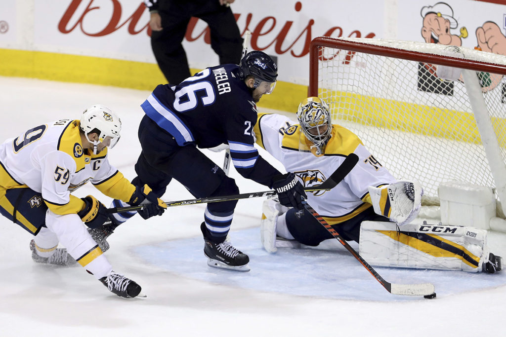 Blake Wheeler försöker överlista Nashvilles målvakt.