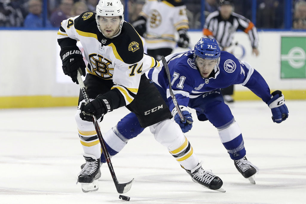 Bostons Jake DeBrusk mot Tampas center Anthony Cirelli.