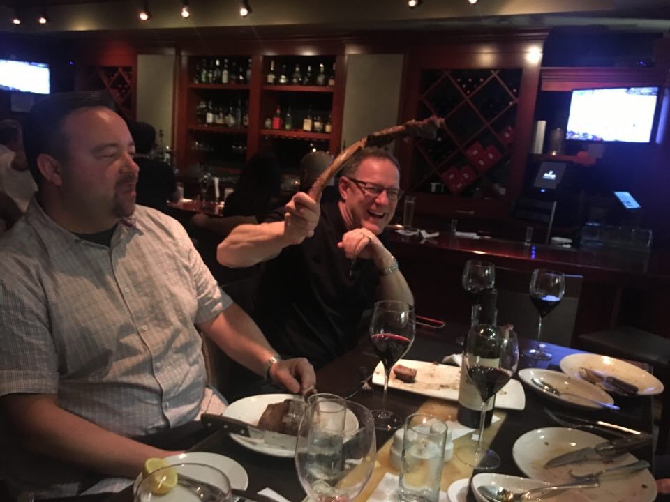 Mark Spector från Sportsnet i Edmonton visar här vad som blir kvar när man äter en Tomahawk-stek i i Nashville. High-sticking, typ.