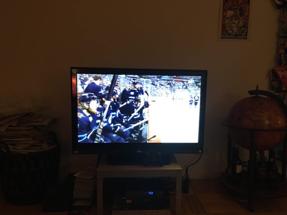 Winnipeg på tv:n i Holken i Midtown i natt.