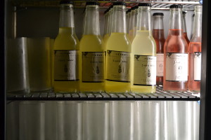 Små färdigblandade flaskor med hemmagjorda etiketter - och spännande ingredienser.