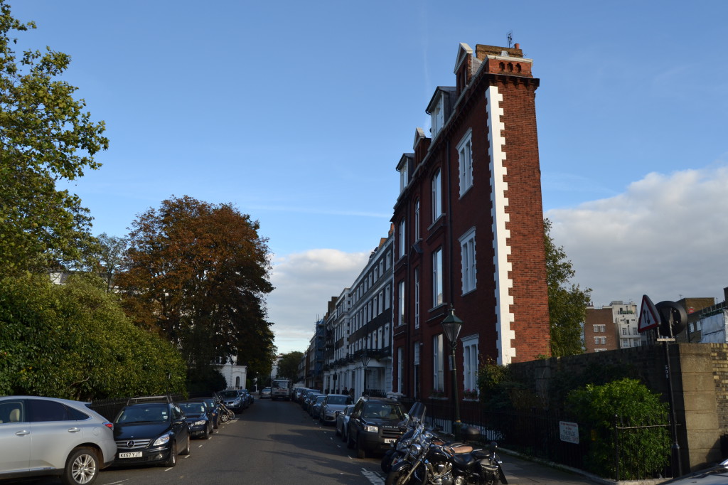 Även i London finns det boende för de som har det lite tunt. Denna sevärdhet - på Thurloe Square i South Kensington - är dock förmodligen svindyr att bo i.