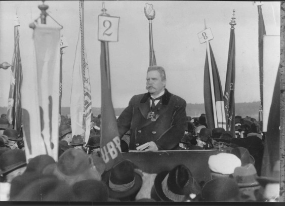 S-ledaren Hjalmar Branting talar på 1 maj 1922. Foto: VICKE MALMSTRÖM