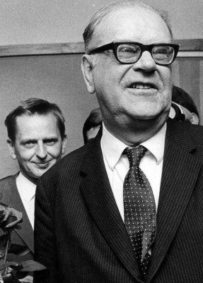 Tage Erlander och bakom honom Olof Palme. Foto: Scanpix