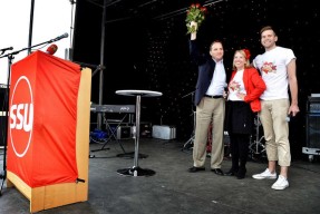 S-ledaren Stefan Löfven, här med SSU:s Ellinor Eriksson och Gabriel Wikström. Foto: Andreas Bardell