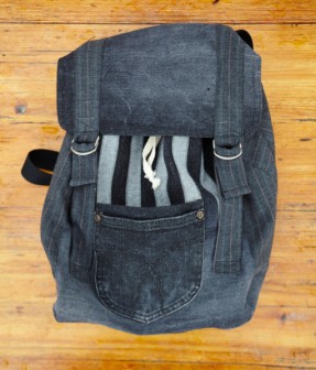 På ryggsäcken syns Lööfs klänning på sidorna och över spännbanden. I övrigt har bland annat ett par jeans använts.