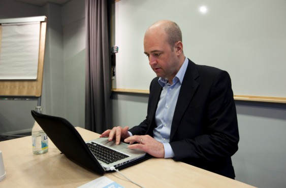 Fredrik Reinfeldt chattar med Aftonbladets läsare 2010. Foto: ANDERS DEROS