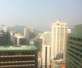 Löfven är på besök i Seoul, Sydkorea. Här bor 10,5 miljoner invånare. 