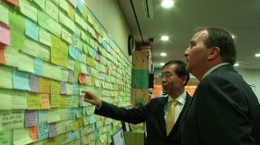 Borgmästaren Mr Park i sitt kontor där han har postitlappar med löften till väljarna. En påminnelse varje dag, slog han fast. Foto: Malvina Britts