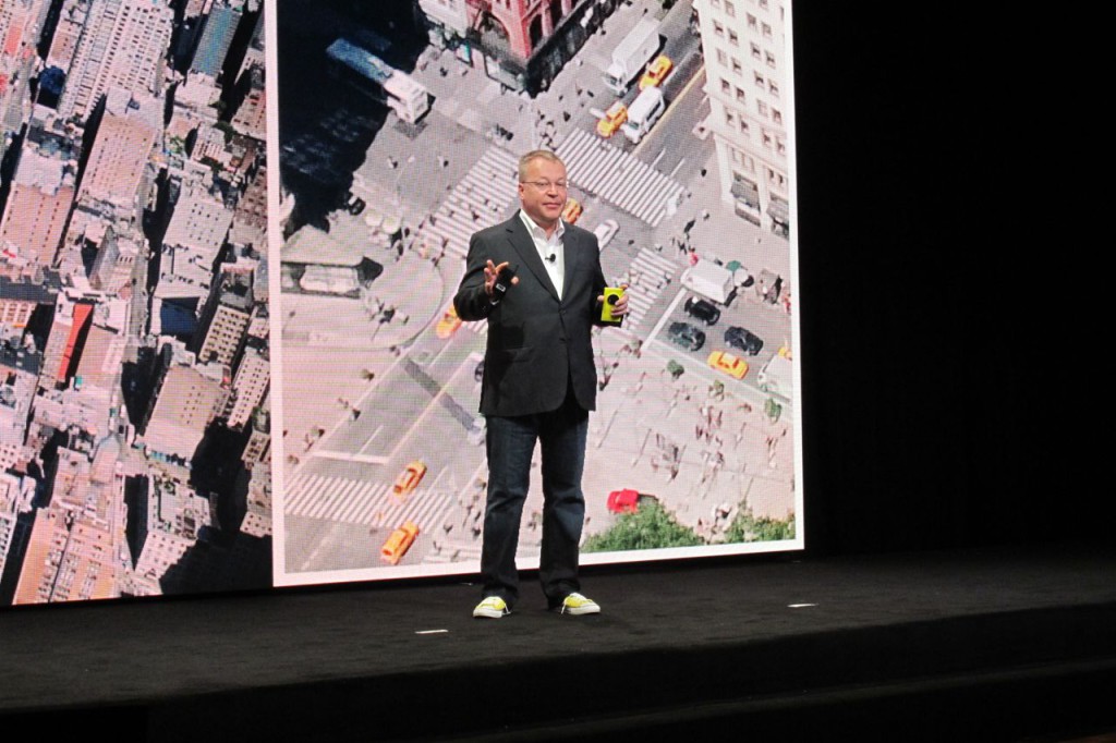 Stephen Elop lanserar Nokias Lumia 1020 i New York