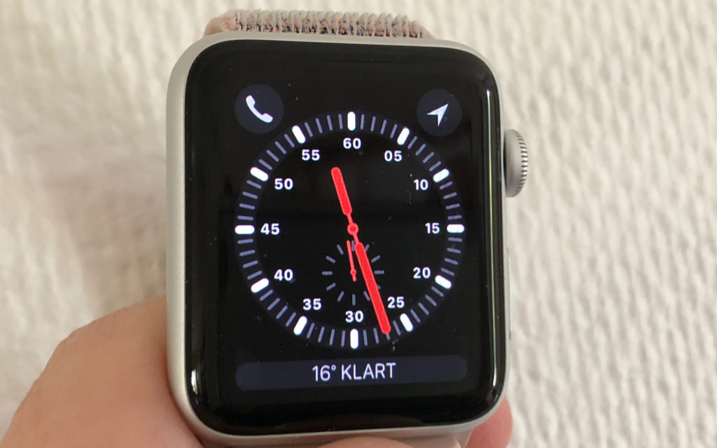 Telefonsymbolen till vänster visar att det är en Apple Watch med inbyggd mobilfunktion.