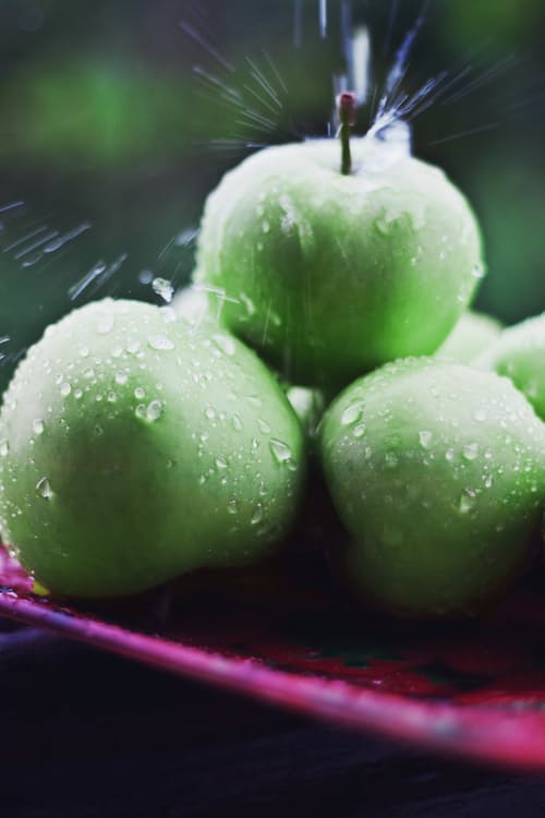 Skölj och skär äpplet i småbitar innan du rör ned det i mellanmålet som kan rädda kommande träningspass. 