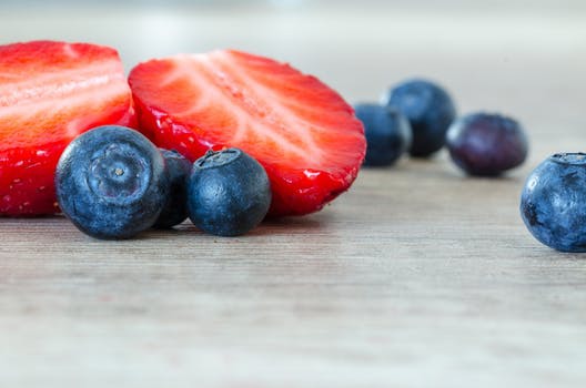 Blåbär och jordgubbar är två av superingredienserna som hädanefter kommer bombardera din kropp med nyttiga antioxidanter.