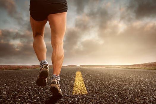 Löpning i all ära, fortsätt med det. Men för att lyckas frigöra kroppens muskelbyggande hormoner krävs mer. Mycket mer. 