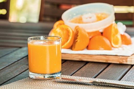 Maximera ditt c-vitaminintag med färskpressad och välsmakande apelsinjuice. Svårare än så behöver det faktiskt inte vara.