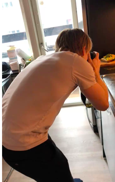 Mästerfotograf Jimmy Wixtröm plåtar en äggröra med avokado och chiliflakes inför kommande publicering. 