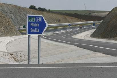 Nya motorvägen genom Estremadura i sydvästra Spanien. Det är som att bygga ut väg 45 genom Norrlands inland till motorväg. Och det är svenska skattepengar som gjort projektet möjligt.