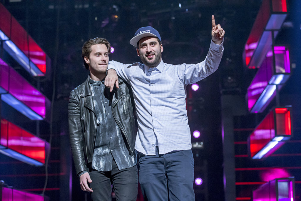 Victor Crone med Behrang Miri på Melodifestivalens scen 2015 Foto: Magnus Sandberg