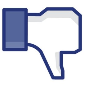 Många gör tummen ner åt att partnern Facebookar.