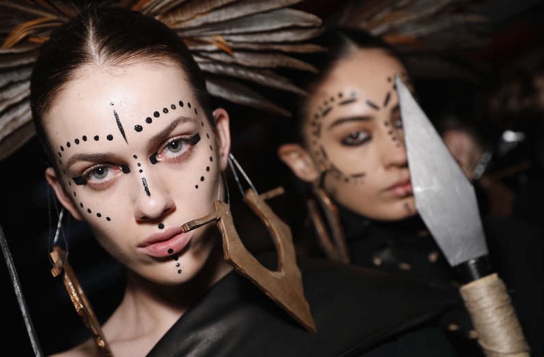 Getty Images. Tribe makeup på catwalken hosdesignern Ceren Ocak show during Mercedes-Benz Istanbul Fashion Week