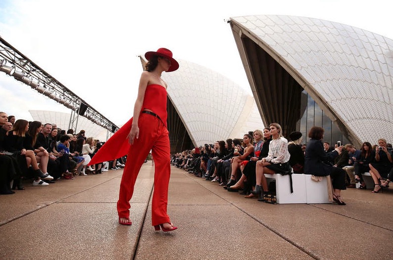 Monokromt utanför det berömda operahuset i Sydney. Foto: Reuters 