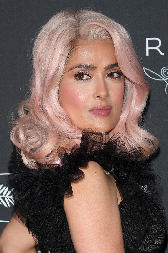 Salma Hayek, varför... Varför? Rosa hår är inte Zelmas starkaste gren. Om ni frågar mig.