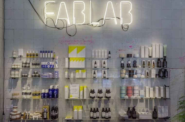 Många trevliga och spännande märken på nyöppnade FABLAB på Bondegatan 7 i Stockholm. Värt ett besök för en beautyjunkie!