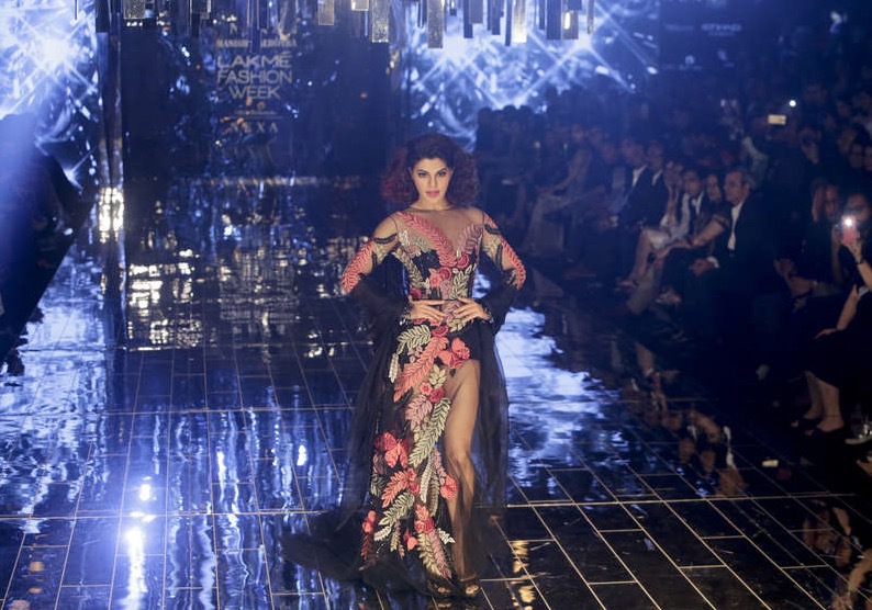 Foto: AP Bollywoodskådisen Jacqueline Fernandez visade kläder för designern Manish Malhotra under Lakme Fashion Week 2017 i Mumbai.