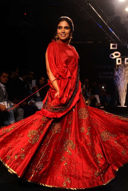 Bhumi Pednekar visade kläder för Ruceru på Lakmé Fashion Week i Mumbai