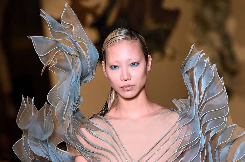 Iris Van Herpen valde också att skapa med organza inför visningen i Paris modevecka